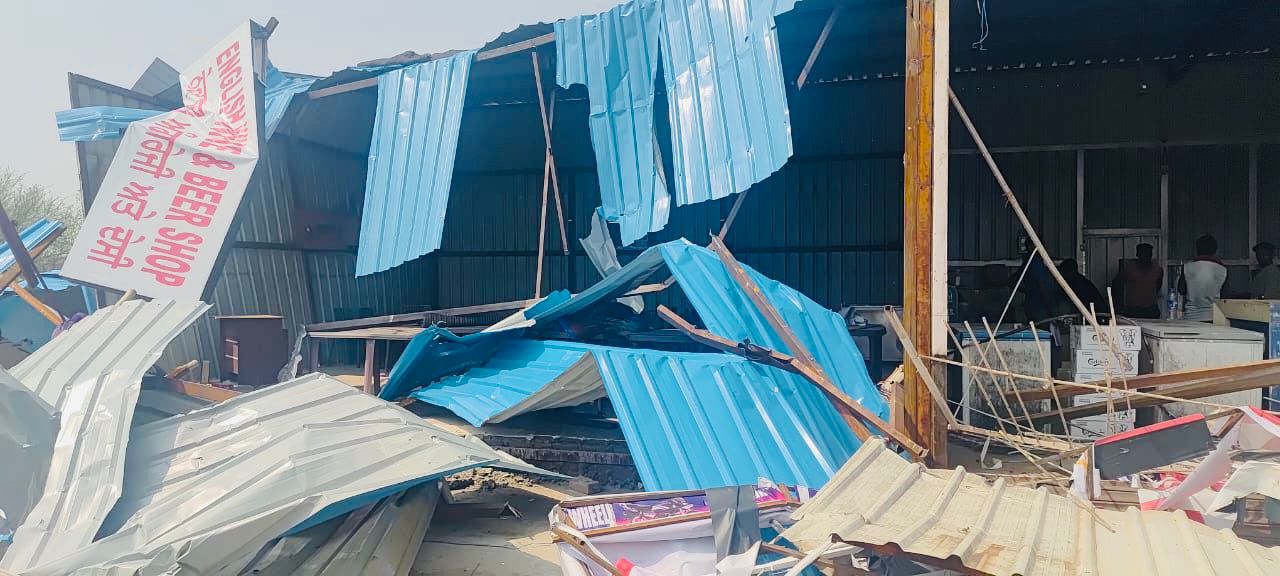 Prompt action in case of illegal encroachment; Municipal Council Zirakpur immediately demolished temporary structure of illegal wine shop.